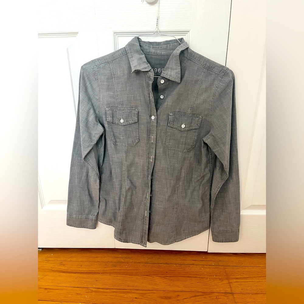 Gap Women’s Jean Shirt (black) 
Size: Medium 
RP: $30